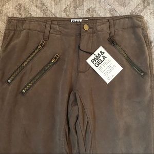 Pam & Gela track pant w/ back zip. NWT. 0.